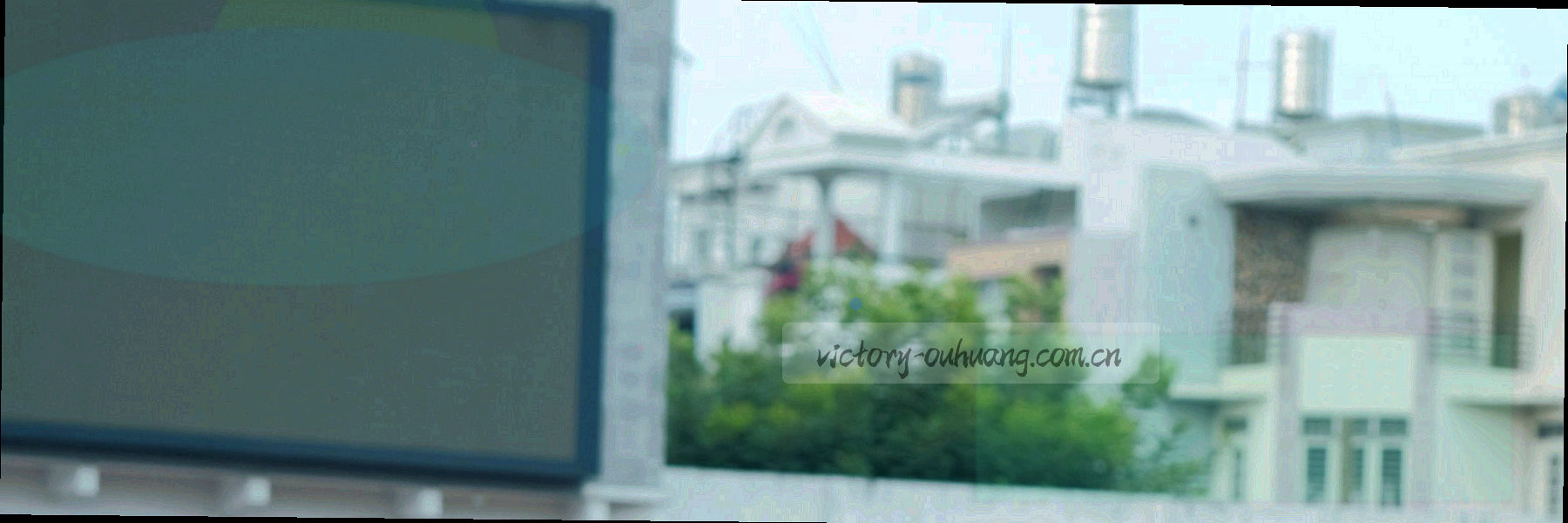 斜向橙色光带扫过深蓝背景，呈现服务项目概览的动势视觉